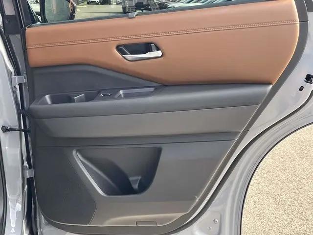 2025 Nissan Pathfinder Platinum FWD
