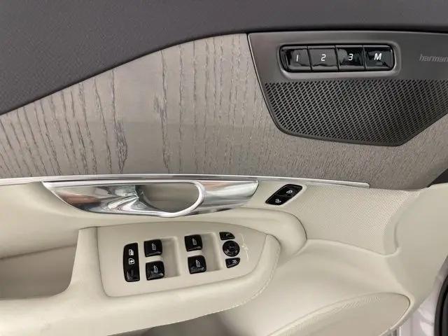 2025 Volvo XC90 Plug-In Hybrid T8 Plus 6-Seater