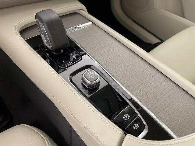 2025 Volvo XC90 Plug-In Hybrid T8 Plus 6-Seater