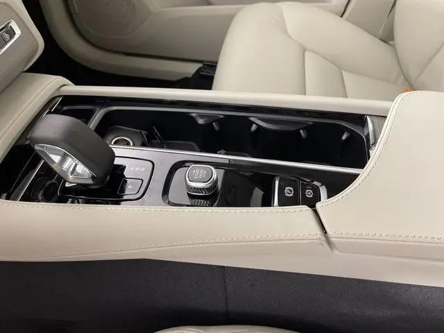 2025 Volvo XC90 Plug-In Hybrid T8 Plus 6-Seater