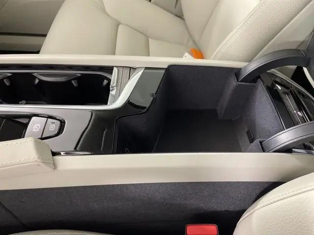 2025 Volvo XC90 Plug-In Hybrid T8 Plus 6-Seater