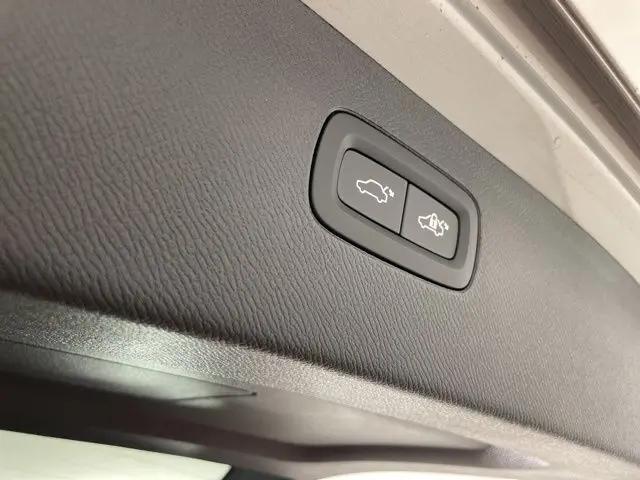 2025 Volvo XC90 Plug-In Hybrid T8 Plus 6-Seater