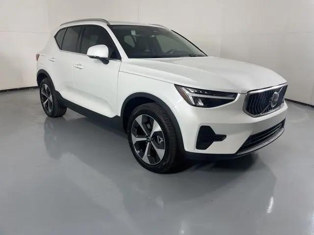 2025 Volvo XC40 B5 Core Bright Theme