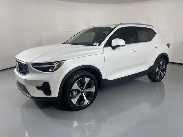 2025 Volvo XC40 B5 Core Bright Theme
