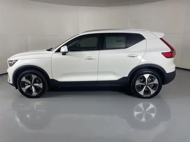 2025 Volvo XC40 B5 Core Bright Theme