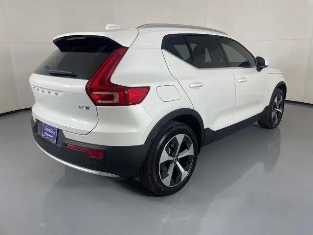 2025 Volvo XC40 B5 Core Bright Theme