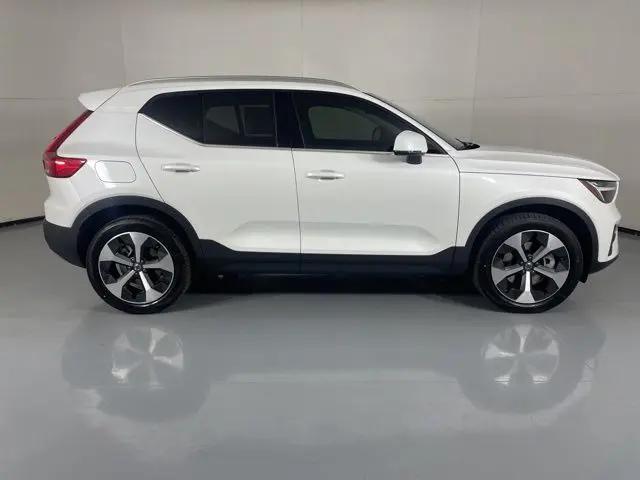 2025 Volvo XC40 B5 Core Bright Theme