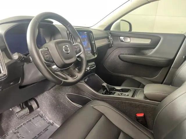 2025 Volvo XC40 B5 Core Bright Theme