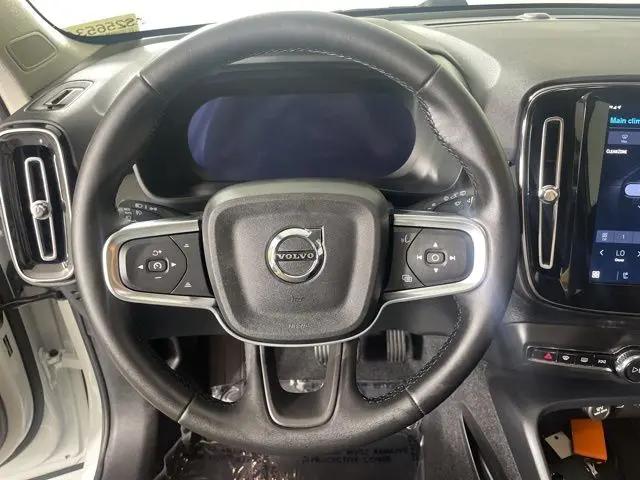 2025 Volvo XC40 B5 Core Bright Theme