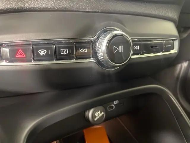 2025 Volvo XC40 B5 Core Bright Theme