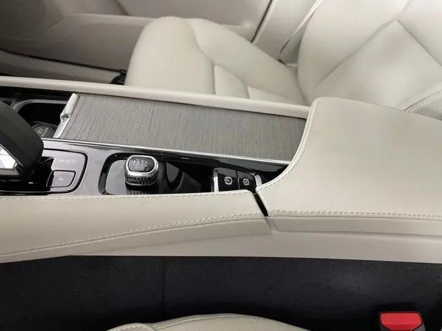 2025 Volvo XC90 Plug-In Hybrid T8 Plus 6-Seater