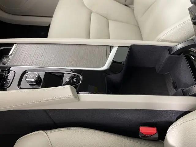 2025 Volvo XC90 Plug-In Hybrid T8 Plus 6-Seater