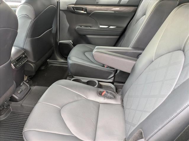 2025 Toyota Highlander Hybrid Platinum