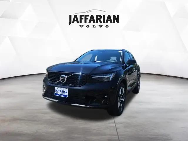 2026 Volvo XC40 Plus, B5 AWD Gas (mild hybrid), Dark