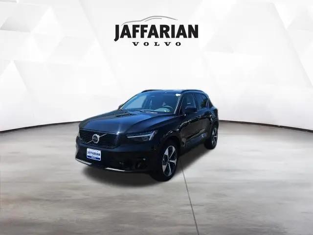 2026 Volvo XC40 Plus, B5 AWD Gas (mild hybrid), Dark