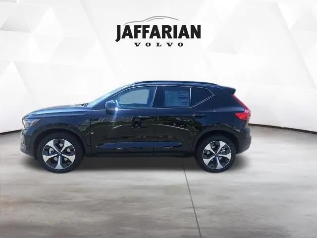 2026 Volvo XC40 Plus, B5 AWD Gas (mild hybrid), Dark