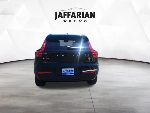 2026 Volvo XC40 Plus, B5 AWD Gas (mild hybrid), Dark