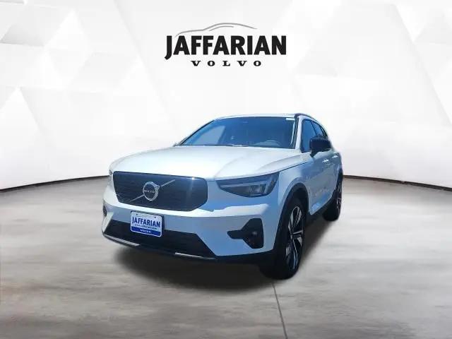 2026 Volvo XC40 Plus, B5 AWD Gas (mild hybrid), Dark