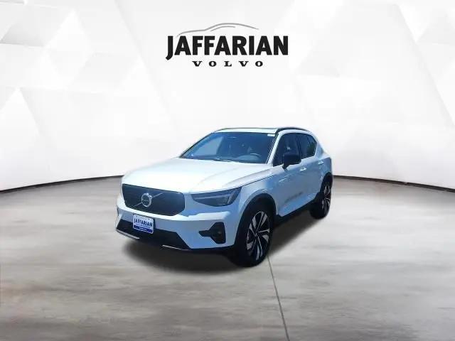 2026 Volvo XC40 Plus, B5 AWD Gas (mild hybrid), Dark
