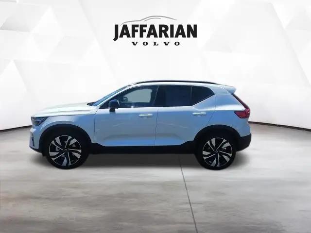 2026 Volvo XC40 Plus, B5 AWD Gas (mild hybrid), Dark