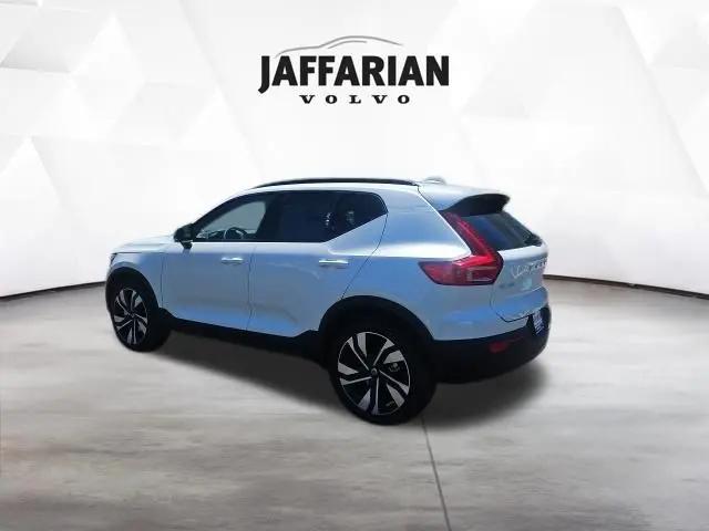 2026 Volvo XC40 Plus, B5 AWD Gas (mild hybrid), Dark