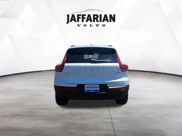 2026 Volvo XC40 Plus, B5 AWD Gas (mild hybrid), Dark