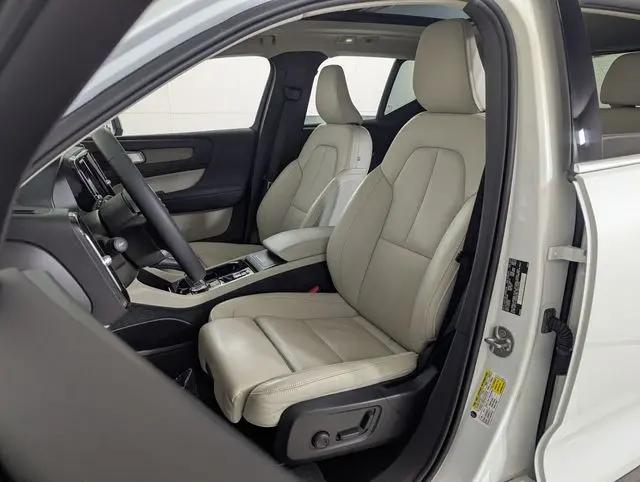 2023 Volvo XC40 B5 Plus Bright Theme