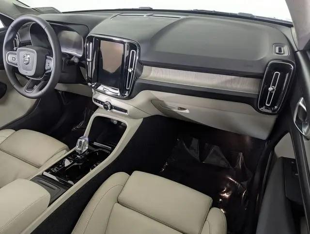 2023 Volvo XC40 B5 Plus Bright Theme