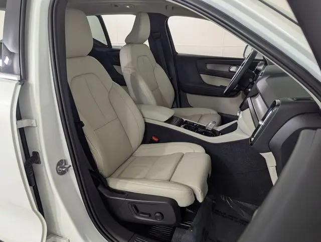 2023 Volvo XC40 B5 Plus Bright Theme