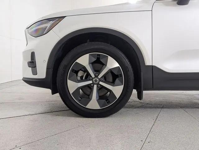 2023 Volvo XC40 B5 Plus Bright Theme
