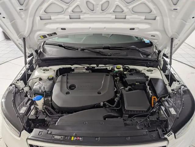 2023 Volvo XC40 B5 Plus Bright Theme
