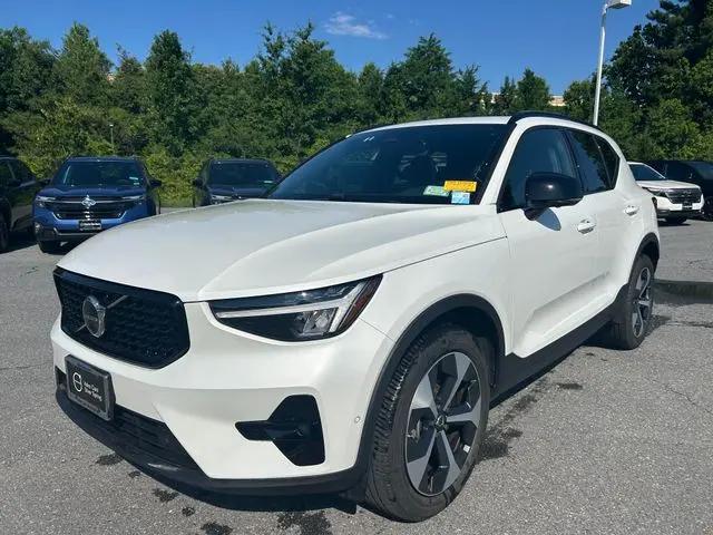 2025 Volvo XC40 B5 Plus Dark Theme