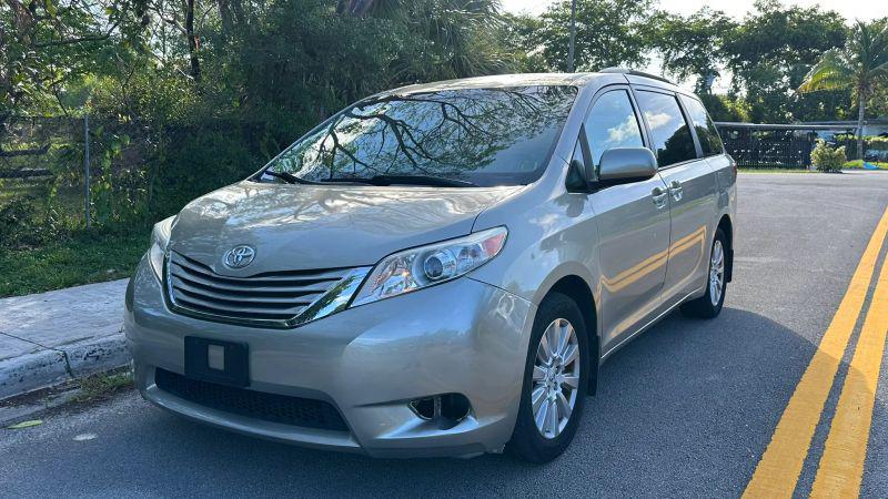 2017 Toyota Sienna LE 7 Passenger for sale in West Park, FL