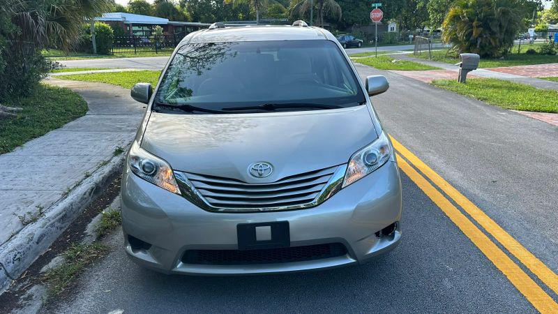 2017 Toyota Sienna LE 7 Passenger