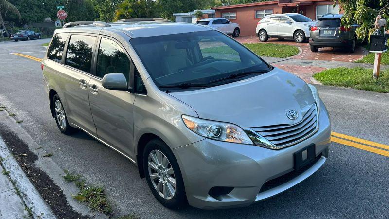 2017 Toyota Sienna LE 7 Passenger