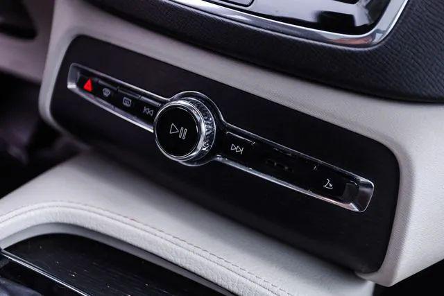 2020 Volvo XC90 T6 Momentum 7 Passenger