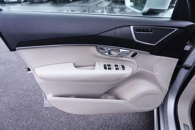 2020 Volvo XC90 T6 Momentum 7 Passenger