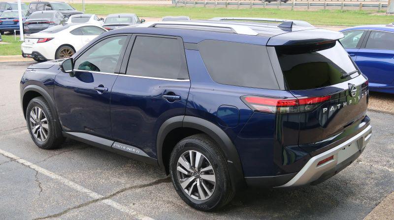 2022 Nissan Pathfinder SL 2WD