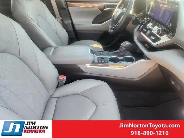 2026 Toyota Highlander Hybrid Platinum