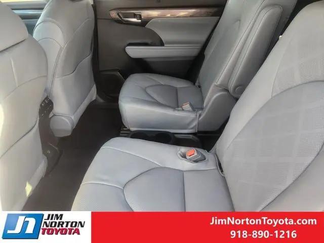 2026 Toyota Highlander Hybrid Platinum