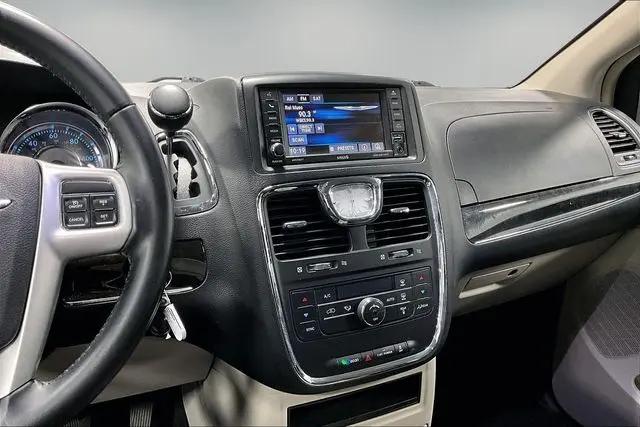 2016 Chrysler Town & Country Touring