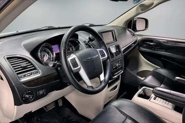 2016 Chrysler Town & Country Touring