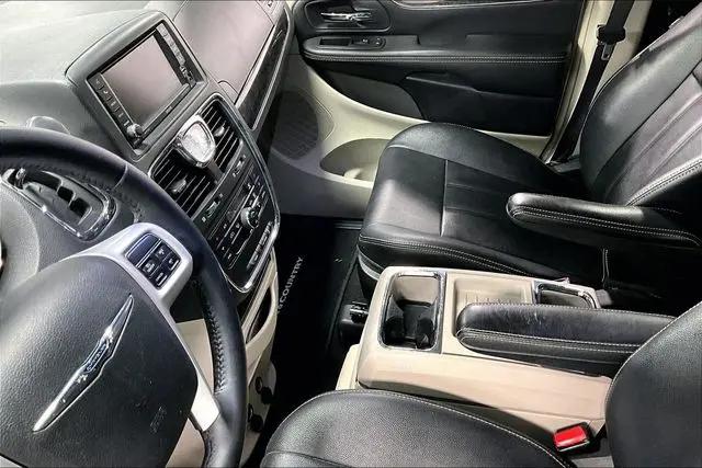 2016 Chrysler Town & Country Touring