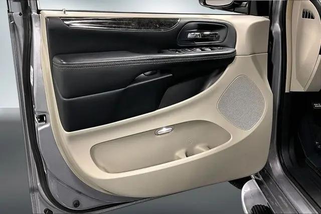2016 Chrysler Town & Country Touring