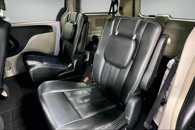 2016 Chrysler Town & Country Touring