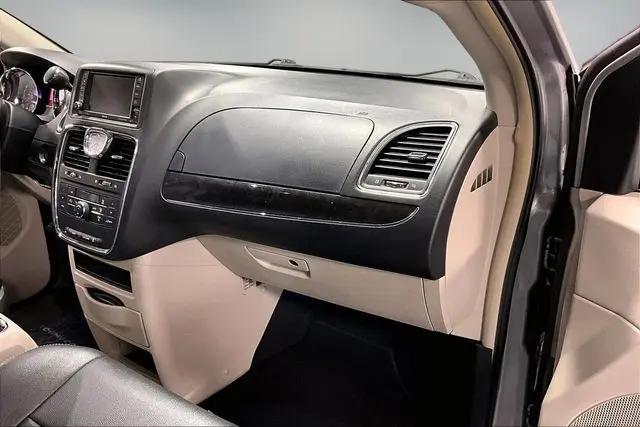 2016 Chrysler Town & Country Touring