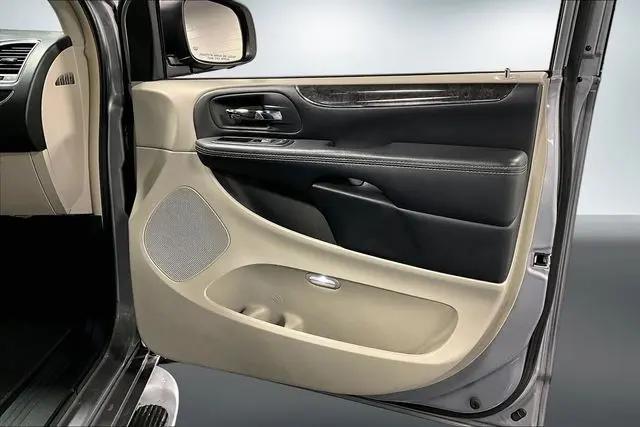 2016 Chrysler Town & Country Touring