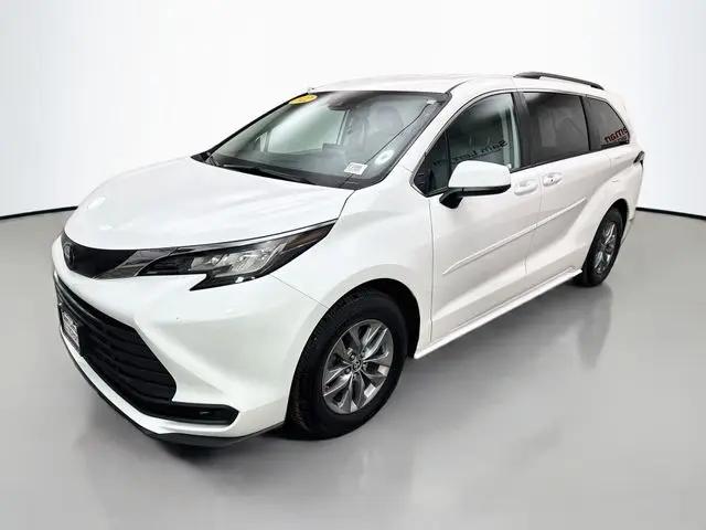 2022 Toyota Sienna LE