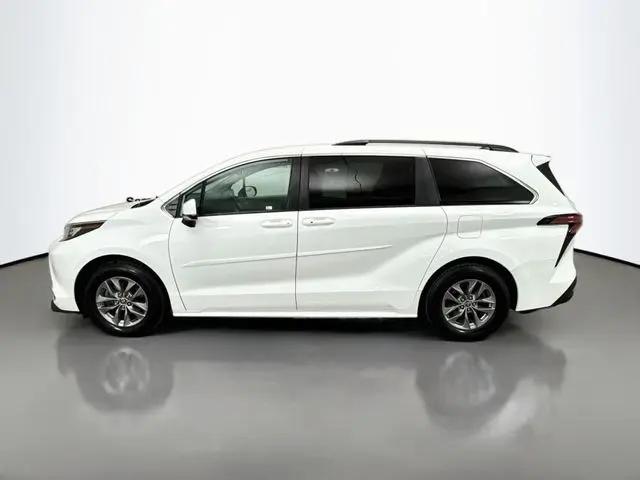 2022 Toyota Sienna LE