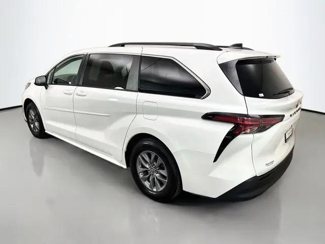 2022 Toyota Sienna LE